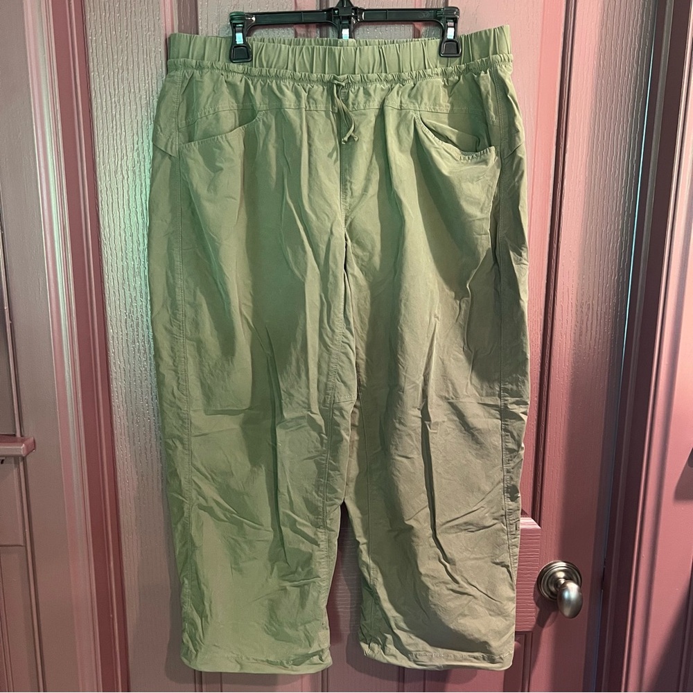 Mountain Hardwear Green Capris